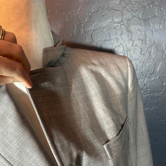 Theory Light Gray Structured Blazer with Notched Lapels and Fitted Silhouette - Picture 7 of 9